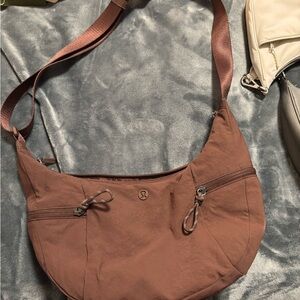 Lululemon slouchy sling bag 6L